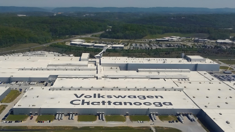 Vista aérea de la fábrica de Volkswagen en Chattanooga tomada desde un dron, destacando las amplias instalaciones.