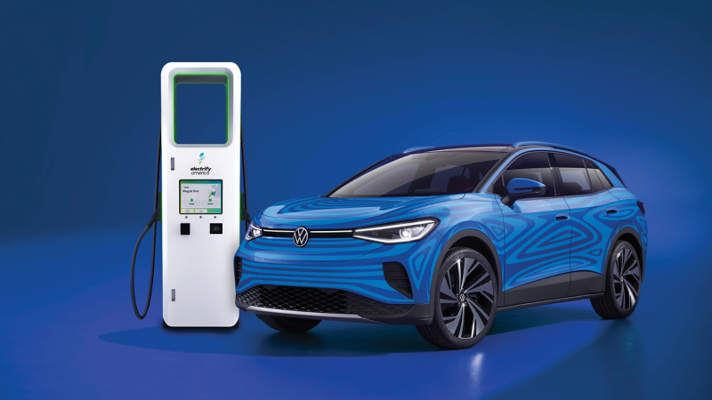 Volkswagen ID.4 2021 en una estación de carga de Electrify America