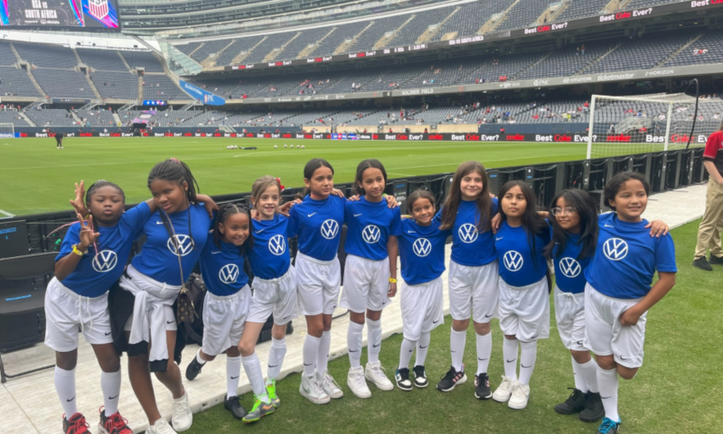 Jóvenes desatendidos apoyados por Volkswagen en el evento America Scores.